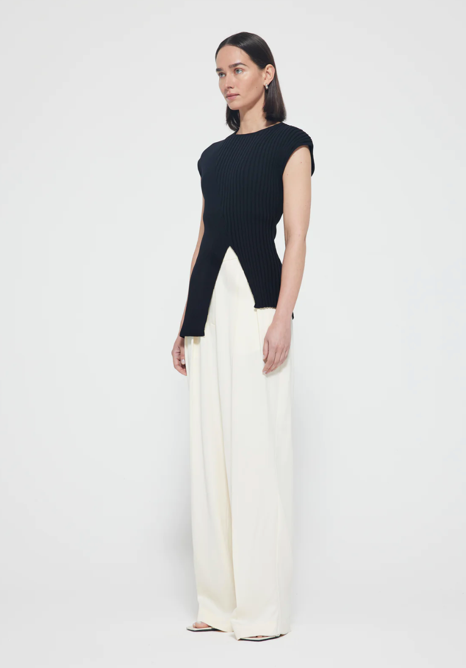 RÓHE | Asymmetric Sleeveless Knitted Top - Noir